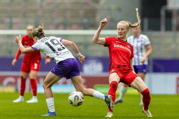 Beke Sterner (SGS Essen) und Meret Felde Club Freiburg) im Zweikampf waehrend des Spiels der Frauen Fussball Bundesliga zwischen SGS Essen und Sport-Club Freiburg, Stadion an der Hafenstrasse am 17. May 2026 in Essen, Deutschland. (Foto von Mario Hommes DeFodi Images) +++ Beke Sterner (SGS Essen) und Meret Felde (Sport-Club Freiburg) battle for the ball during the Women s Soccer Bundesliga match between SGS Essen and Sport-Club Freiburg at Stadion an der Hafenstrasse on May 17, 2026 in Essen, Germany. (Photo by Mario Hommes DeFodi Images) DFL regulations prohibit any use of photographs as image sequences and or quasi-video. -