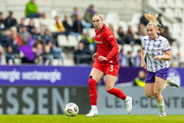 Sophie Nachtigall Club Freiburg) in Aktion, am Ball, Einzelaktion waehrend des Spiels der Frauen Fussball Bundesliga zwischen SGS Essen und Sport-Club Freiburg, Stadion an der Hafenstrasse am 17. May 2026 in Essen, Deutschland. (Foto von Mario Hommes DeFodi Images) +++ Sophie Nachtigall (Sport-Club Freiburg) controls the ball during the Women s Soccer Bundesliga match between SGS Essen and Sport-Club Freiburg at Stadion an der Hafenstrasse on May 17, 2026 in Essen, Germany. (Photo by Mario Hommes DeFodi Images) DFL regulations prohibit any use of photographs as image sequences and or quasi-video. -
