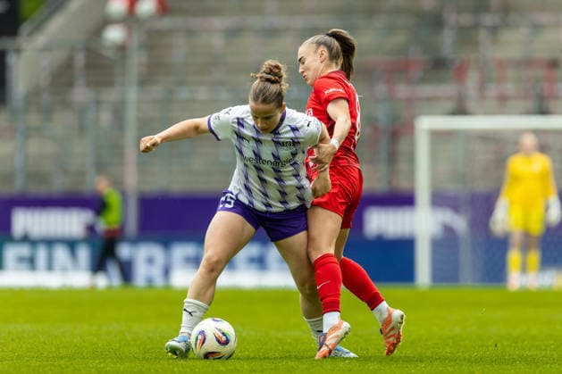 Paulina Platner (SGS Essen) und Alena Bienz Club Freiburg) im Zweikampf waehrend des Spiels der Frauen Fussball Bundesliga zwischen SGS Essen und Sport-Club Freiburg, Stadion an der Hafenstrasse am 17. May 2026 in Essen, Deutschland. (Foto von Mario Hommes DeFodi Images) +++ Paulina Platner (SGS Essen) und Alena Bienz (Sport-Club Freiburg) battle for the ball during the Women s Soccer Bundesliga match between SGS Essen and Sport-Club Freiburg at Stadion an der Hafenstrasse on May 17, 2026 in Essen, Germany. (Photo by Mario Hommes DeFodi Images) DFL regulations prohibit any use of photographs as image sequences and or quasi-video. -