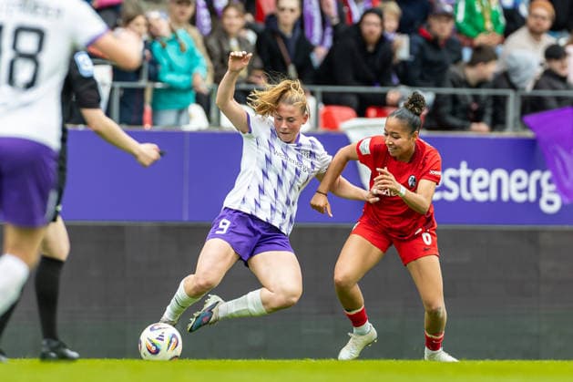 Ramona Maier (SGS Essen) und Nicole Ojukwu Club Freiburg) im Zweikampf waehrend des Spiels der Frauen Fussball Bundesliga zwischen SGS Essen und Sport-Club Freiburg, Stadion an der Hafenstrasse am 17. May 2026 in Essen, Deutschland. (Foto von Mario Hommes DeFodi Images) +++ Ramona Maier (SGS Essen) und Nicole Ojukwu (Sport-Club Freiburg) battle for the ball during the Women s Soccer Bundesliga match between SGS Essen and Sport-Club Freiburg at Stadion an der Hafenstrasse on May 17, 2026 in Essen, Germany. (Photo by Mario Hommes DeFodi Images) DFL regulations prohibit any use of photographs as image sequences and or quasi-video. -