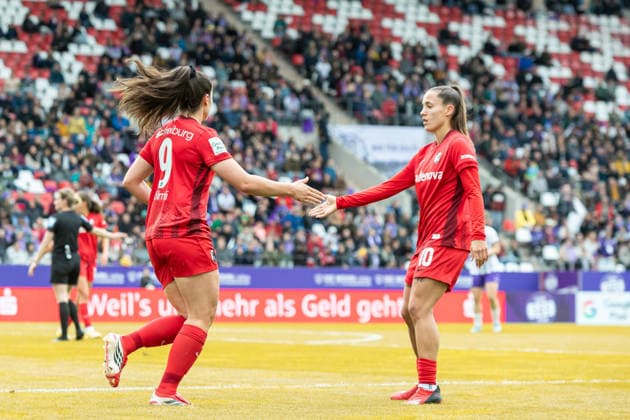 Svenja Foelmli Club Freiburg) Torjubel, jubelt mit seiner Mannschaft nach dem Treffer zum 1:1 waehrend des Spiels der Frauen Fussball Bundesliga zwischen SGS Essen und Sport-Club Freiburg, Stadion an der Hafenstrasse am 17. May 2026 in Essen, Deutschland. (Foto von Mario Hommes DeFodi Images) +++ Svenja Foelmli (Sport-Club Freiburg) celebrates after scoring his team s first goal with teammates during the Women s Soccer Bundesliga match between SGS Essen and Sport-Club Freiburg at Stadion an der Hafenstrasse on May 17, 2026 in Essen, Germany. (Photo by Mario Hommes DeFodi Images) DFL regulations prohibit any use of photographs as image sequences and or quasi-video. -