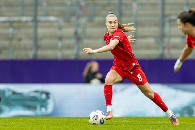 Alena Bienz Club Freiburg) in Aktion, am Ball, Einzelaktion waehrend des Spiels der Frauen Fussball Bundesliga zwischen SGS Essen und Sport-Club Freiburg, Stadion an der Hafenstrasse am 17. May 2026 in Essen, Deutschland. (Foto von Mario Hommes DeFodi Images) +++ Alena Bienz (Sport-Club Freiburg) controls the ball during the Women s Soccer Bundesliga match between SGS Essen and Sport-Club Freiburg at Stadion an der Hafenstrasse on May 17, 2026 in Essen, Germany. (Photo by Mario Hommes DeFodi Images) DFL regulations prohibit any use of photographs as image sequences and or quasi-video. -