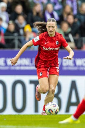 Nora Scherer Club Freiburg) in Aktion, am Ball, Einzelaktion waehrend des Spiels der Frauen Fussball Bundesliga zwischen SGS Essen und Sport-Club Freiburg, Stadion an der Hafenstrasse am 17. May 2026 in Essen, Deutschland. (Foto von Mario Hommes DeFodi Images) +++ Nora Scherer (Sport-Club Freiburg) controls the ball during the Women s Soccer Bundesliga match between SGS Essen and Sport-Club Freiburg at Stadion an der Hafenstrasse on May 17, 2026 in Essen, Germany. (Photo by Mario Hommes DeFodi Images) DFL regulations prohibit any use of photographs as image sequences and or quasi-video. -