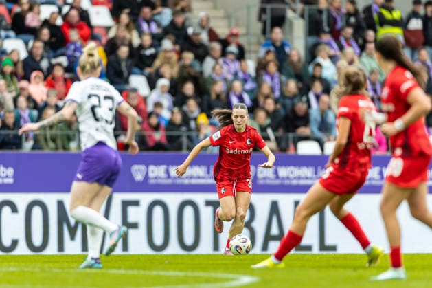 Nora Scherer Club Freiburg) in Aktion, am Ball, Einzelaktion waehrend des Spiels der Frauen Fussball Bundesliga zwischen SGS Essen und Sport-Club Freiburg, Stadion an der Hafenstrasse am 17. May 2026 in Essen, Deutschland. (Foto von Mario Hommes DeFodi Images) +++ Nora Scherer (Sport-Club Freiburg) controls the ball during the Women s Soccer Bundesliga match between SGS Essen and Sport-Club Freiburg at Stadion an der Hafenstrasse on May 17, 2026 in Essen, Germany. (Photo by Mario Hommes DeFodi Images) DFL regulations prohibit any use of photographs as image sequences and or quasi-video. -