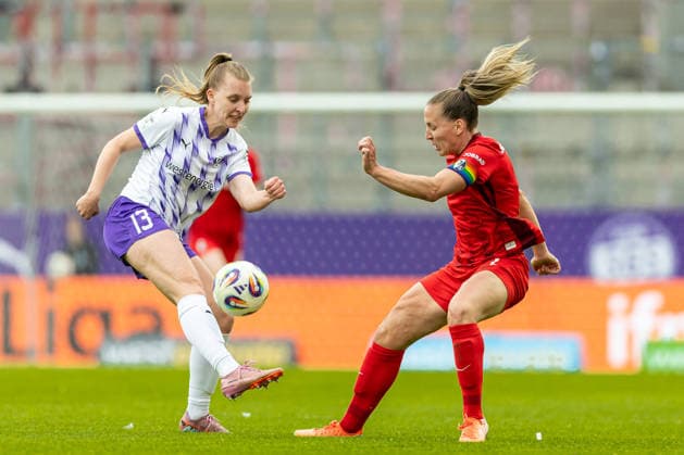 Maike Berentzen (SGS Essen) und Lisa Karl Club Freiburg) im Zweikampf waehrend des Spiels der Frauen Fussball Bundesliga zwischen SGS Essen und Sport-Club Freiburg, Stadion an der Hafenstrasse am 17. May 2026 in Essen, Deutschland. (Foto von Mario Hommes DeFodi Images) +++ Maike Berentzen (SGS Essen) und Lisa Karl (Sport-Club Freiburg) battle for the ball during the Women s Soccer Bundesliga match between SGS Essen and Sport-Club Freiburg at Stadion an der Hafenstrasse on May 17, 2026 in Essen, Germany. (Photo by Mario Hommes DeFodi Images) DFL regulations prohibit any use of photographs as image sequences and or quasi-video. -