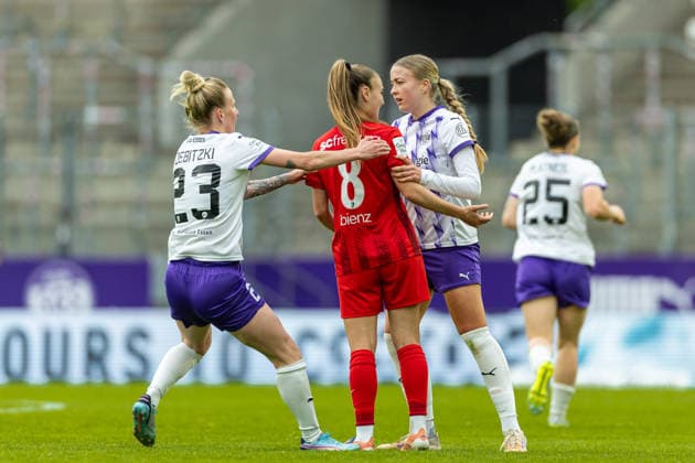 Julia Debitzki (SGS Essen), Alena Bienz Club Freiburg) und Lany Mia Baecker (SGS Essen) diskutieren waehrend des Spiels der Frauen Fussball Bundesliga zwischen SGS Essen und Sport-Club Freiburg, Stadion an der Hafenstrasse am 17. May 2026 in Essen, Deutschland. (Foto von Mario Hommes DeFodi Images) +++ Julia Debitzki (SGS Essen), Alena Bienz (Sport-Club Freiburg) und Lany Mia Baecker (SGS Essen) discusses during the Women s Soccer Bundesliga match between SGS Essen and Sport-Club Freiburg at Stadion an der Hafenstrasse on May 17, 2026 in Essen, Germany. (Photo by Mario Hommes DeFodi Images) DFL regulations prohibit any use of photographs as image sequences and or quasi-video. -