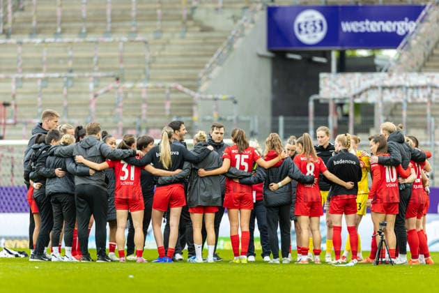 . Die Spielerinnen vom Club Freiburg bilden einen Teamkreis waehrend des Spiels der Frauen Fussball Bundesliga zwischen SGS Essen und Sport-Club Freiburg, Stadion an der Hafenstrasse am 17. May 2026 in Essen, Deutschland. (Foto von Mario Hommes DeFodi Images) +++ . The Player of Sport-Club Freiburg form a circle during the Women s Soccer Bundesliga match between SGS Essen and Sport-Club Freiburg at Stadion an der Hafenstrasse on May 17, 2026 in Essen, Germany. (Photo by Mario Hommes DeFodi Images) DFL regulations prohibit any use of photographs as image sequences and or quasi-video. -