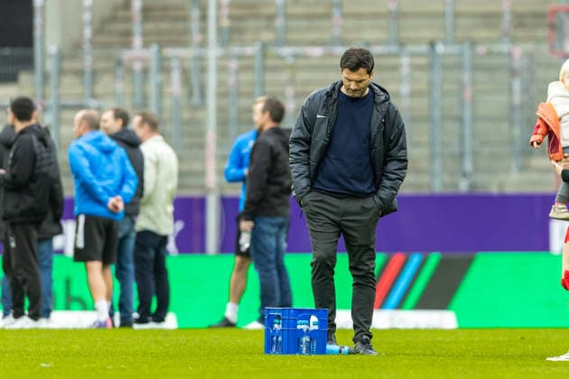 Trainer Edmond Kapllani Club Freiburg) schaut waehrend des Spiels der Frauen Fussball Bundesliga zwischen SGS Essen und Sport-Club Freiburg, Stadion an der Hafenstrasse am 17. May 2026 in Essen, Deutschland. (Foto von Mario Hommes DeFodi Images) +++ Trainer Edmond Kapllani (Sport-Club Freiburg) looks on during the Women s Soccer Bundesliga match between SGS Essen and Sport-Club Freiburg at Stadion an der Hafenstrasse on May 17, 2026 in Essen, Germany. (Photo by Mario Hommes DeFodi Images) DFL regulations prohibit any use of photographs as image sequences and or quasi-video. -