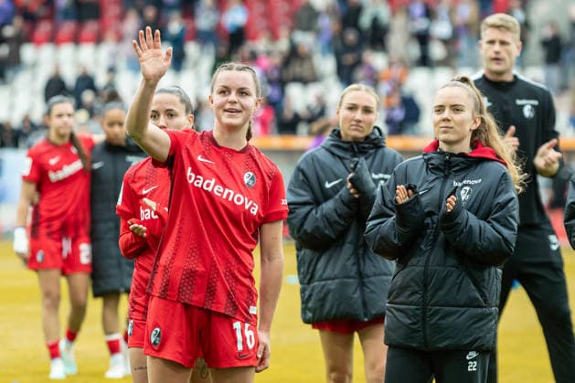 Selina Vobian Club Freiburg), Greta Stegemann (Sport-Club Freiburg), Sophie Nachtigall (Sport-Club Freiburg) und Lisa Kolb (Sport-Club Freiburg) gestikuliert, Gestik waehrend des Spiels der Frauen Fussball Bundesliga zwischen SGS Essen und Sport-Club Freiburg, Stadion an der Hafenstrasse am 17. May 2026 in Essen, Deutschland. (Foto von Mario Hommes DeFodi Images) +++ Selina Vobian (Sport-Club Freiburg), Greta Stegemann (Sport-Club Freiburg), Sophie Nachtigall (Sport-Club Freiburg) und Lisa Kolb (Sport-Club Freiburg) gestures during the Women s Soccer Bundesliga match between SGS Essen and Sport-Club Freiburg at Stadion an der Hafenstrasse on May 17, 2026 in Essen, Germany. (Photo by Mario Hommes DeFodi Images) DFL regulations prohibit any use of photographs as image sequences and or quasi-video. -