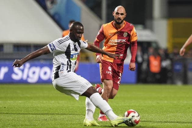 Kasimpasa v Galatasaray - Turkish Super Lig ISTANBUL, TURKIYE - MAY 17: Kasimpasa s Nicholas Opoku (L) and Galatasaray s Ahmed Kutucu (R) compete for the ball during the Turkish Super Lig week 34 match between Kasimpasa and Galatasaray at Recep Tayyip Erdogan Stadium in Istanbul, Turkiye, on May 17, 2026. Beyza Comert Anadolu Istanbul Turkey. Editorial use only. Please get in touch for any other usage.  Copyright: x2026xAnadoluxBeyzaxComertx