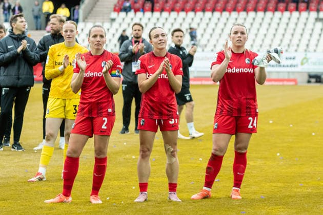 Lisa Karl Club Freiburg), Nora Scherer (Sport-Club Freiburg) und Ingibjoerg Sigurdardottir (Sport-Club Freiburg) schauen waehrend des Spiels der Frauen Fussball Bundesliga zwischen SGS Essen und Sport-Club Freiburg, Stadion an der Hafenstrasse am 17. May 2026 in Essen, Deutschland. (Foto von Mario Hommes DeFodi Images) +++ Lisa Karl (Sport-Club Freiburg), Nora Scherer (Sport-Club Freiburg) und Ingibjoerg Sigurdardottir (Sport-Club Freiburg) look on during the Women s Soccer Bundesliga match between SGS Essen and Sport-Club Freiburg at Stadion an der Hafenstrasse on May 17, 2026 in Essen, Germany. (Photo by Mario Hommes DeFodi Images) DFL regulations prohibit any use of photographs as image sequences and or quasi-video. -