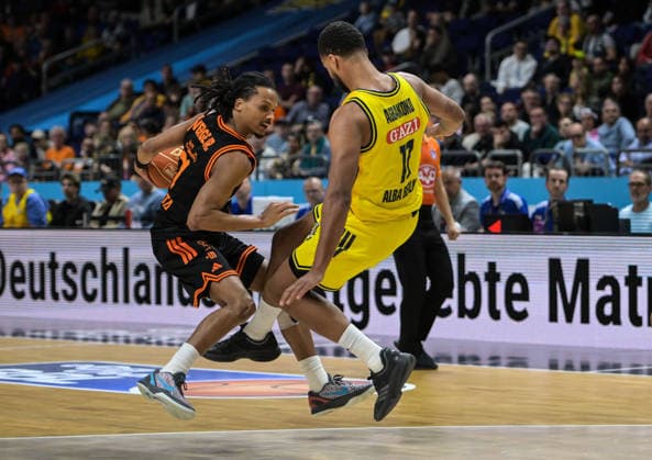 17.05.2026, xlakx, Basketball easyCredit BBL Bundesliga Playoffs, Alba Berlin - SC Rasta Vechta v.l. Alonzo Verge (Rasta Vechta), Norris Agbakoko (Alba Berlin) Zweikampf, Duell, Kampf, tackle Berlin