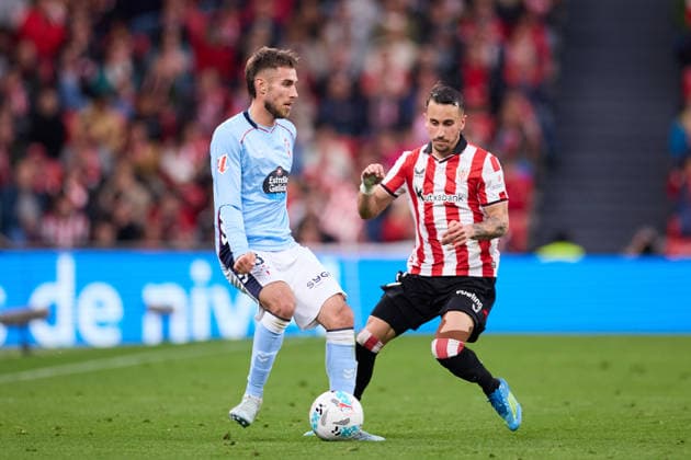 May 17, 2026, Bilbao, Vizcaya, SPAIN: Oscar Mingueza of RC Celta de Vigo competes for the ball with Alex Berenguer of Athletic Club during the LaLiga EA Sports match between Athletic Club and RC Celta de Vigo at San Mames on May 17, 2026, in Bilbao, Spain. Bilbao SPAIN - ZUMAa181 20260517_zaa_a181_277 Copyright: xRicardoxLarreinax