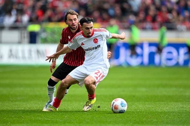 2. Bundesliga - Hannover 96 - 1. FC Nürnberg am 17.05.2026 in der HDI Arena in Hannover Stefan Teitur Ãžoroarson (Hannoer) im Zweikampf gegen Berkay YÄ±lmaz (Nuernberg)