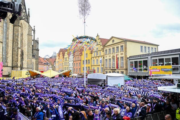 Meisterfeier im Rathaus nach dem Aufstieg des VfL Osnabrück am 17.05.2026 Fans des VfL Osnabrück, feiern den Meister und Aufsteiger VfL Osnabrück auf dem Rathausplatz in Osnabrück