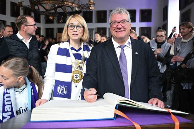 Meisterfeier im Rathaus nach dem Aufstieg des VfL Osnabrück am 17.05.2026 Oberbürgermeisterin von Osnabrück Katharina Pötter Poetter empfängt den Aufsteiger und Meister des VfL Osnabrück, hier trägt sich Praesident Holger Elixmann (Osnabrueck) in das Goldene Buch der Stadt Osnabrück ein.