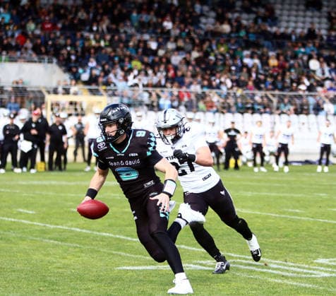 von links Russel TABOR (Muenchen), ,Mato BEGLARIAN (Tirol), European Football Alliance, Munich Ravens vs Raiders Tirol, Muenchen, Gruenwalder Stadion, 17.05.26 Copyright: WolfgangxFehrmann