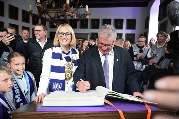 Meisterfeier im Rathaus nach dem Aufstieg des VfL Osnabrück am 17.05.2026 Oberbürgermeisterin von Osnabrück Katharina Pötter Poetter empfängt den Aufsteiger und Meister des VfL Osnabrück, hier trägt sich Praesident Holger Elixmann (Osnabrueck) in das Goldene Buch der Stadt Osnabrück ein.