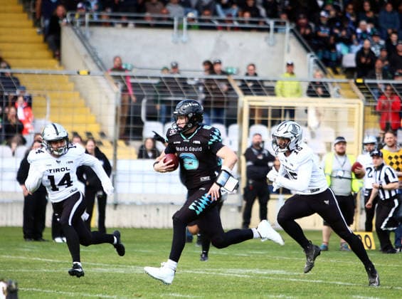 von links Milan FABY (Tirol), Russel TABOR (Muenchen), Felix REITTER (Tirol), European Football Alliance, Munich Ravens vs Raiders Tirol, Muenchen, Gruenwalder Stadion, 17.05.26 Copyright: WolfgangxFehrmann