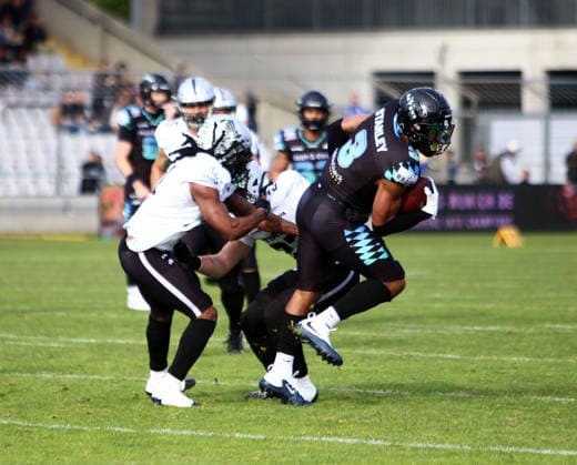 von links Jaron WILSON (Tirol), Malik STANLEY (Muenchen), European Football Alliance, Munich Ravens vs Raiders Tirol, Muenchen, Gruenwalder Stadion, 17.05.26 Copyright: WolfgangxFehrmann