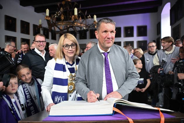 Meisterfeier im Rathaus nach dem Aufstieg des VfL Osnabrück am 17.05.2026 Oberbürgermeisterin von Osnabrück Katharina Pötter Poetter empfängt den Aufsteiger und Meister des VfL Osnabrück, hier trägt sich Vize-Praesident Michael Wernemann (Osnabrueck) in das Goldene Buch der Stadt Osnabrück ein.