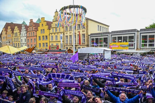 Meisterfeier im Rathaus nach dem Aufstieg des VfL Osnabrück am 17.05.2026 Fans des VfL Osnabrück, feiern den Meister und Aufsteiger VfL Osnabrück auf dem Rathausplatz in Osnabrück