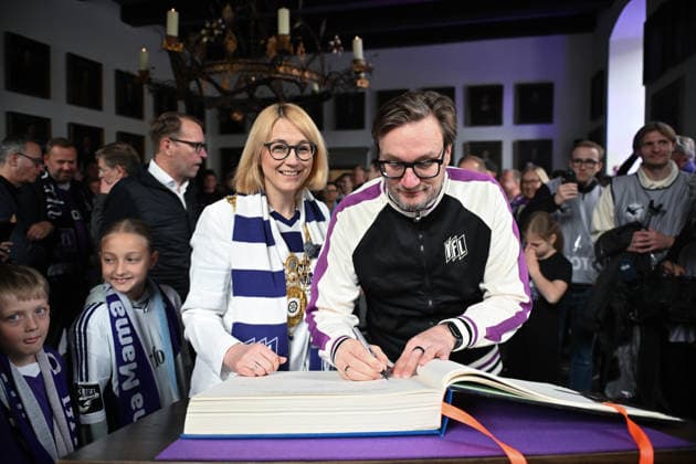 Meisterfeier im Rathaus nach dem Aufstieg des VfL Osnabrück am 17.05.2026 Oberbürgermeisterin von Osnabrück Katharina Pötter Poetter empfängt den Aufsteiger und Meister des VfL Osnabrück, hier trägt sich Geschaeftsfuehrer Michael Welling (Osnabrueck) in das Goldene Buch der Stadt Osnabrück ein.