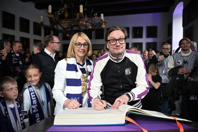 Meisterfeier im Rathaus nach dem Aufstieg des VfL Osnabrück am 17.05.2026 Oberbürgermeisterin von Osnabrück Katharina Pötter Poetter empfängt den Aufsteiger und Meister des VfL Osnabrück, hier trägt sich Geschaeftsfuehrer Michael Welling (Osnabrueck) in das Goldene Buch der Stadt Osnabrück ein.