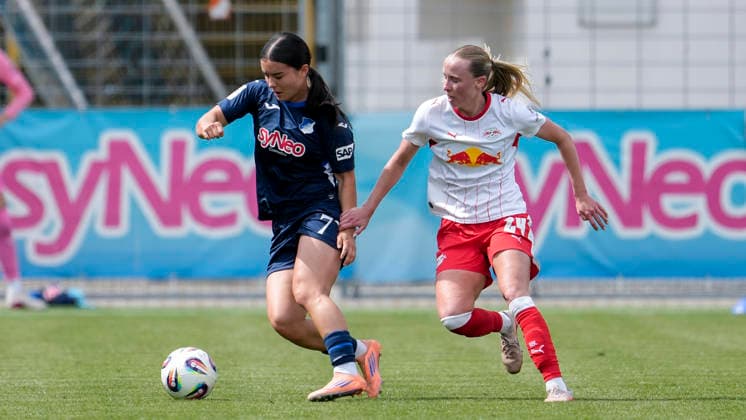 v.li.: Naomi Luyet (TSG, 7), Nikoline Hougaard Dudek (RBL, 24), Zweikampf, Spielszene, Duell, duel, tackle, tackling, Dynamik, Action, Aktion, 17.05.2026, Sinsheim (Hoffenheim) (Deutschland), Fussball, Google Pixel Frauen-Bundesliga, TSG 1899 Hoffenheim - RB Leipzig, DFB DFL REGULATIONS PROHIBIT ANY USE OF PHOTOGRAPHS AS IMAGE SEQUENCES AND OR QUASI-VIDEO.