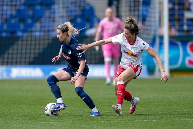 v.li.: Janna Grimm (TSG, 26), Sandra Starke (RBL, 13), Zweikampf, Spielszene, Duell, duel, tackle, tackling, Dynamik, Action, Aktion, 17.05.2026, Sinsheim (Hoffenheim) (Deutschland), Fussball, Google Pixel Frauen-Bundesliga, TSG 1899 Hoffenheim - RB Leipzig, DFB DFL REGULATIONS PROHIBIT ANY USE OF PHOTOGRAPHS AS IMAGE SEQUENCES AND OR QUASI-VIDEO.