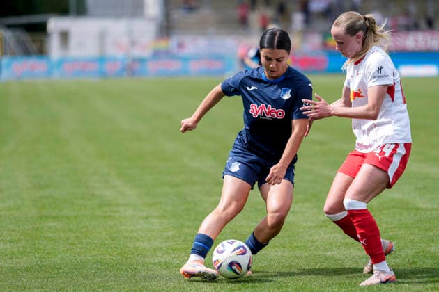 v.li.: Naomi Luyet (TSG, 7), Nikoline Hougaard Dudek (RBL, 24), Zweikampf, Spielszene, Duell, duel, tackle, tackling, Dynamik, Action, Aktion, 17.05.2026, Sinsheim (Hoffenheim) (Deutschland), Fussball, Google Pixel Frauen-Bundesliga, TSG 1899 Hoffenheim - RB Leipzig, DFB DFL REGULATIONS PROHIBIT ANY USE OF PHOTOGRAPHS AS IMAGE SEQUENCES AND OR QUASI-VIDEO.