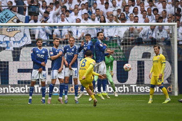 Mehmet AYDIN (BS) schiesst einen Freistoss, Aktion, Fussball 2. Bundesliga, 34. Spieltag, FC Schalke 04 (GE) - Eintracht Braunschweig (BS) 1-0 am 17.05.2026 in der Veltins-Arena Gelsenkirchen Deutschland. DFL regulations prohibit any use of photographs as image sequences and or quasi-video Â