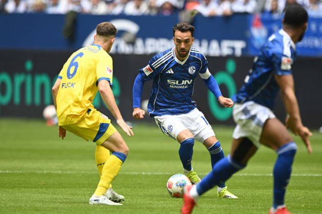 Kenan KARAMAN (GE) gegen Florin FLICK (BS) Aktion, Zweikampf, Fussball 2. Bundesliga, 34. Spieltag, FC Schalke 04 (GE) - Eintracht Braunschweig (BS) 1-0 am 17.05.2026 in der Veltins-Arena Gelsenkirchen Deutschland. DFL regulations prohibit any use of photographs as image sequences and or quasi-video Â
