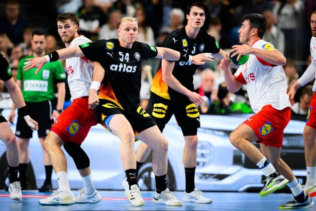Koeln: Handball Laenderspiel - Deutschland - Daenemark v. li. im Zweikampf Daenemarks Steven Jacobsen, Justus Fischer (Deutschland), Koeln Lanxess Arena Deutschland