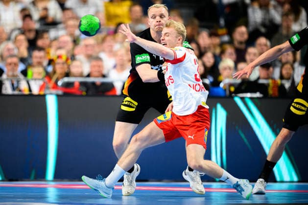 Koeln: Handball Laenderspiel - Deutschland - Daenemark v. li. im Zweikampf Justus Fischer (Deutschland) und Daenemarks Hjalte Lykke Koeln Lanxess Arena Deutschland