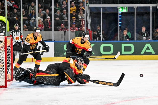 ZURICH, SWITZERLAND - MAY 17: goalkeeper Philipp Grubauer of Germany dives to make a save during the 2026 IIHF Ice hockey, Eishockey World Championship, WM, Weltmeisterschaft Switzerland game between Germany and Latvia at Swiss Life Arena on May 17, 2026 in Zurich, Zurich. Zurich Swiss Life Arena Zurich Switzerland Copyright: xJustPictures.ch AndreaxBrancax jp-en-EuSpIm-JP7_ANB_Ger_Lat_17052026_7660