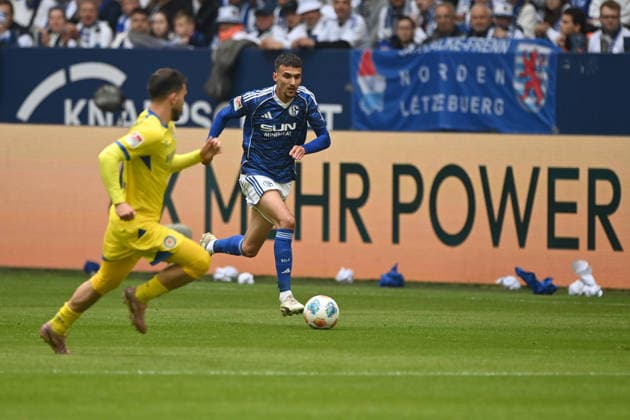 Dejan LJUBICIC (GE) gegen Florin FLICK (BS) Aktion, Zweikampf, Fussball 2. Bundesliga, 34. Spieltag, FC Schalke 04 (GE) - Eintracht Braunschweig (BS) 1-0 am 17.05.2026 in der Veltins-Arena Gelsenkirchen Deutschland. DFL regulations prohibit any use of photographs as image sequences and or quasi-video Â