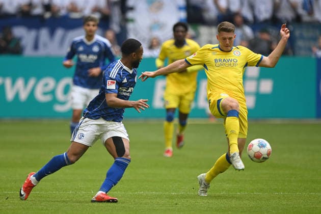 Florin FLICK (BS) gegen Moussa SYLLA (GE) Aktion, Zweikampf, Fussball 2. Bundesliga, 34. Spieltag, FC Schalke 04 (GE) - Eintracht Braunschweig (BS) 1-0 am 17.05.2026 in der Veltins-Arena Gelsenkirchen Deutschland. DFL regulations prohibit any use of photographs as image sequences and or quasi-video Â