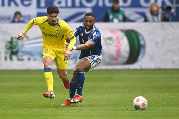 Fabio DI MICHELE SANCHEZ (BS) gegen Moussa SYLLA (GE) Aktion, Zweikampf, Fussball 2. Bundesliga, 34. Spieltag, FC Schalke 04 (GE) - Eintracht Braunschweig (BS) 1-0 am 17.05.2026 in der Veltins-Arena Gelsenkirchen Deutschland. DFL regulations prohibit any use of photographs as image sequences and or quasi-video Â