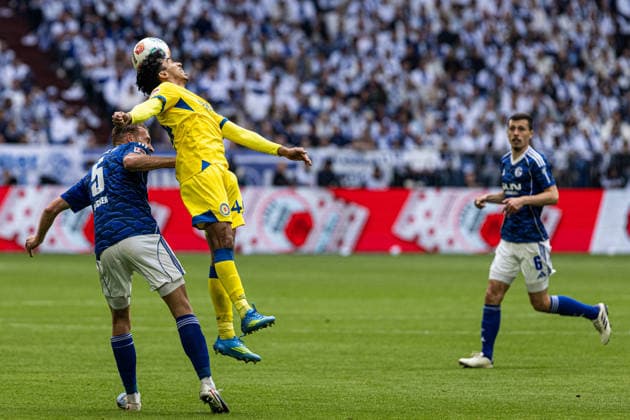 2. Fußball Bundesliga: Schalke 04 - Eintracht Braunschweig; 17.05.2026 Timo Becker (FC Schalke 04, 5), Johan Gomez (Eintracht Braunschweig, 44) 2. Fußball Bundesliga: Schalke 04 - Eintracht Braunschweig; Veltins-Arena, Gelsenkirchen; 17.05.2026 DFL regulations prohibit any use of photographs as image sequences and or quasi video. Copyright: xBEAUTIFULxSPORTS Buriakovx