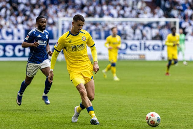 2. Fußball Bundesliga: Schalke 04 - Eintracht Braunschweig; 17.05.2026 Andi Hoti (Eintracht Braunschweig, 4) 2. Fußball Bundesliga: Schalke 04 - Eintracht Braunschweig; Veltins-Arena, Gelsenkirchen; 17.05.2026 DFL regulations prohibit any use of photographs as image sequences and or quasi video. Copyright: xBEAUTIFULxSPORTS Buriakovx