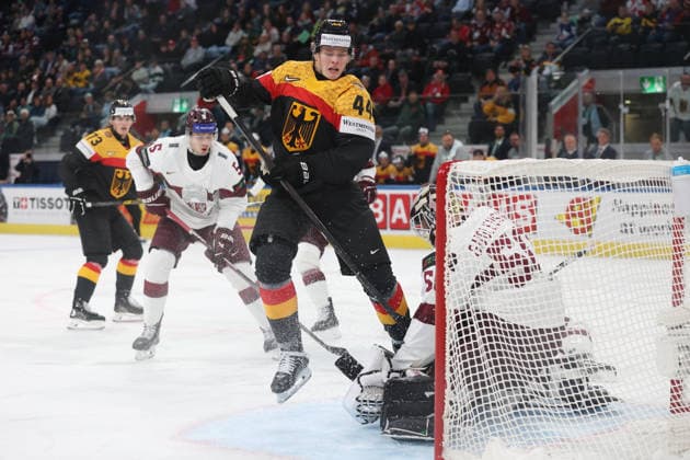 17.05.2026 Swiss Life Arena Zuerich , SCHWEIZ, Herren IIHF World Championship, WM, Weltmeisterschaft Zurich 2026 Gruppe A Deutschland - Lettland Joshua Samanski (GER) vor Torwart Kristers Gudlevskis (LAT) *** 17 05 2026 Swiss Life Arena Zuerich , SWITZERLAND, Men IIHF World Championship Zurich 2026 Group A Germany Latvia Joshua Samanski GER ahead of goaltender Kristers Gudlevskis LAT 