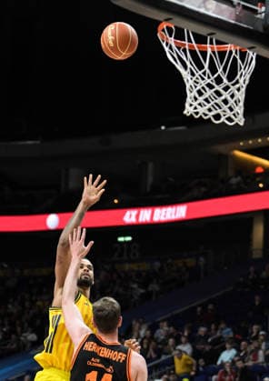 17.05.2026, xlakx, Basketball easyCredit BBL Bundesliga Playoffs, Alba Berlin - SC Rasta Vechta v.l. Norris Agbakoko (Alba Berlin) setzt zum Korbwurf an Berlin