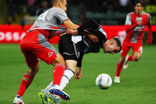 UdineseÕs Lennon Miller fights for the ball with Cremonese s Filippo Terracciano during the Serie A soccer match between Udinese and Cremonese at the Bluenergy Stadium in Udine, north east Italy - Sunday, May 17,2026 - soccer  Copyright: xAndreaxBressanutti LaPressex