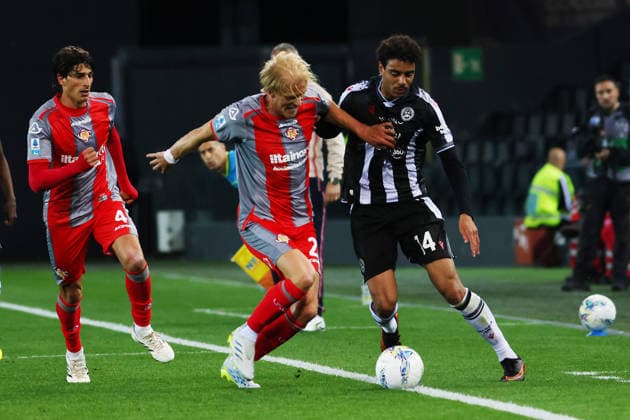 c2 fights for the ball with Udinese s Arthur Atta during the Serie A soccer match between Udinese and Cremonese at the Bluenergy Stadium in Udine, north east Italy - Sunday, May 17,2026 - soccer  Copyright: xAndreaxBressanutti LaPressex