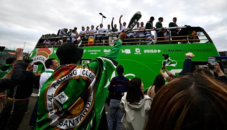 El Racing de Santander celebra con su afición su ascenso a Primera Celebración de la subida del Racing de Santander a Primera División de LaLiga, a 17 de mayo de 2026, en Santander, Cantabria (Espana). Jugadores, cuerpo técnico y directiva han recorrido la ciudad a bordo de un autobús descapotable de dos pisos para compartir el ascenso con miles de seguidores. 17 MAYO 2026;RACING;SANTANDER;FUTBOL;PRIMERA;DIVISIÓN;ASCENSO;CANTABRIA;LIGA Santander (Cantabria) Santander (Cantabria) Espana Copyright: xNachoxCuberox 7530492