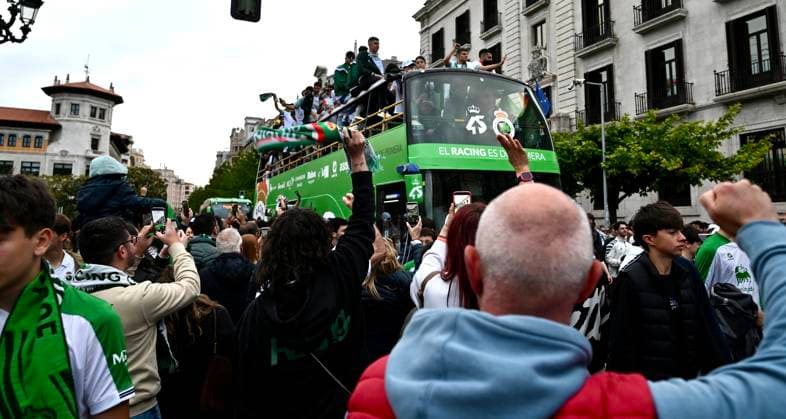 El Racing de Santander celebra con su afición su ascenso a Primera Celebración de la subida del Racing de Santander a Primera División de LaLiga, a 17 de mayo de 2026, en Santander, Cantabria (Espana). Jugadores, cuerpo técnico y directiva han recorrido la ciudad a bordo de un autobús descapotable de dos pisos para compartir el ascenso con miles de seguidores. 17 MAYO 2026;RACING;SANTANDER;FUTBOL;PRIMERA;DIVISIÓN;ASCENSO;CANTABRIA;LIGA Santander (Cantabria) Santander (Cantabria) Espana Copyright: xNachoxCuberox 7530493