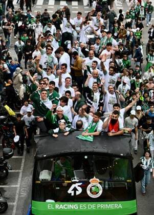 El Racing de Santander celebra con su afición su ascenso a Primera Celebración de la subida del Racing de Santander a Primera División de LaLiga, a 17 de mayo de 2026, en Santander, Cantabria (Espana). Jugadores, cuerpo técnico y directiva han recorrido la ciudad a bordo de un autobús descapotable de dos pisos para compartir el ascenso con miles de seguidores. 17 MAYO 2026;RACING;SANTANDER;FUTBOL;PRIMERA;DIVISIÓN;ASCENSO;CANTABRIA;LIGA Santander (Cantabria) Santander (Cantabria) Espana Copyright: xNachoxCuberox 7530495