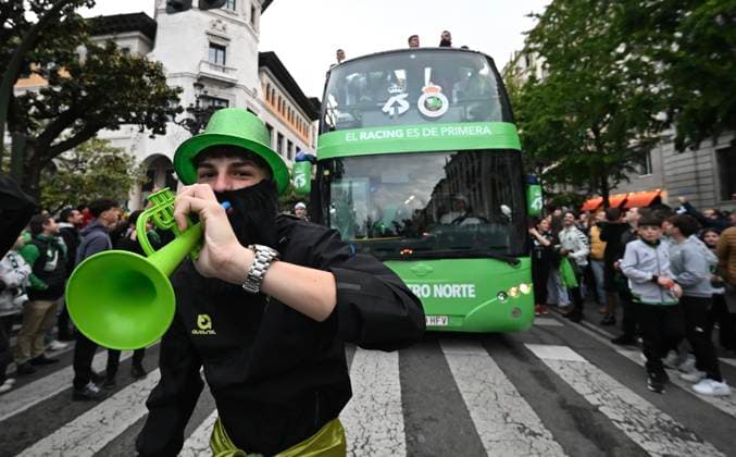 El Racing de Santander celebra con su afición su ascenso a Primera Celebración de la subida del Racing de Santander a Primera División de LaLiga, a 17 de mayo de 2026, en Santander, Cantabria (Espana). Jugadores, cuerpo técnico y directiva han recorrido la ciudad a bordo de un autobús descapotable de dos pisos para compartir el ascenso con miles de seguidores. 17 MAYO 2026;RACING;SANTANDER;FUTBOL;PRIMERA;DIVISIÓN;ASCENSO;CANTABRIA;LIGA Santander (Cantabria) Santander (Cantabria) Espana Copyright: xNachoxCuberox 7530497