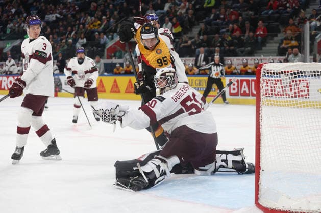 17.05.2026 Swiss Life Arena Zuerich , SCHWEIZ, Herren IIHF World Championship, WM, Weltmeisterschaft Zurich 2026 Gruppe A Deutschland - Lettland Frederik Tiffels (GER) vor Torwart Kristers Gudlevskis (LAT)